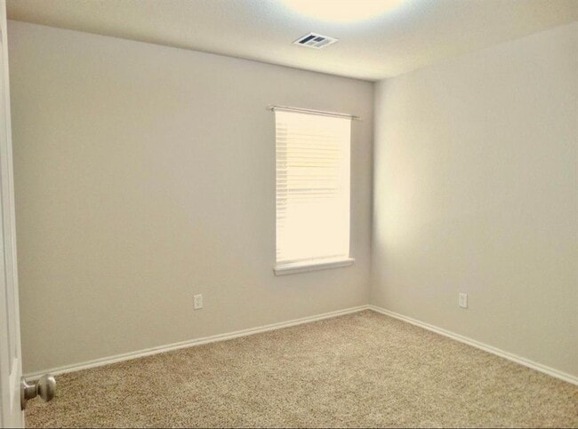 Building Photo - 3301 Buckingham Pl