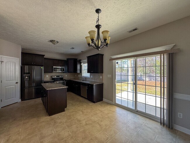 Building Photo - Beautiful 5 Bed 2.5 Bath Home with Main Level Primary Bedroom