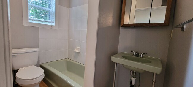 Building Photo - 744 SE Cleveland Ave