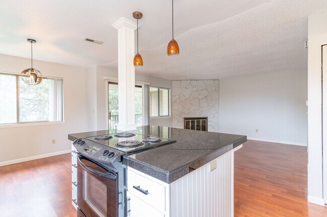 Building Photo - SPACIOUS 3 BEDROOM CONDO! CONVENIENT LOCATION!