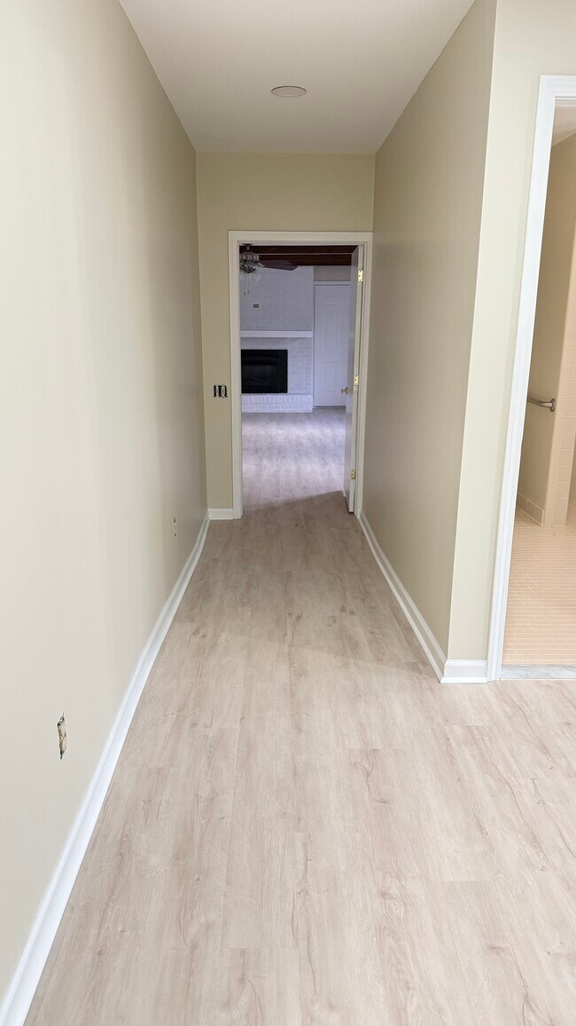 Building Photo - 1060 Glaser Dr