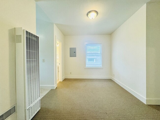 Building Photo - LIGHT AND BRIGHT STUDIO RIGHT OUTSIDE OF D...