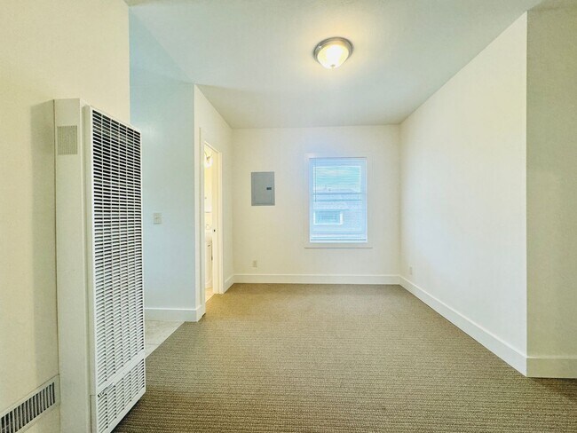 Building Photo - STUDIO RIGHT OUTSIDE OF DOWNTOWN! $1,495/m...