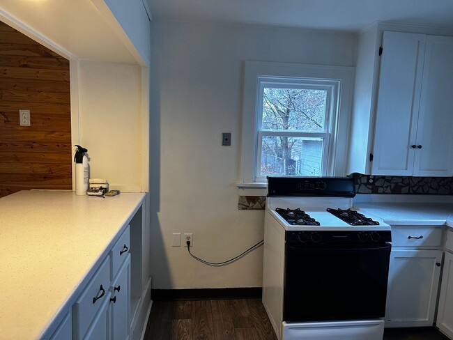 Building Photo - FREE JANUARY RENT!!! Charming 3-bedroom, 1...