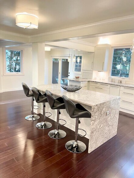 Building Photo - 915 Woodlawn Dr NE