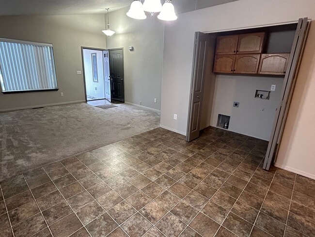 Building Photo - Recently Updated 2 Bedroom Home