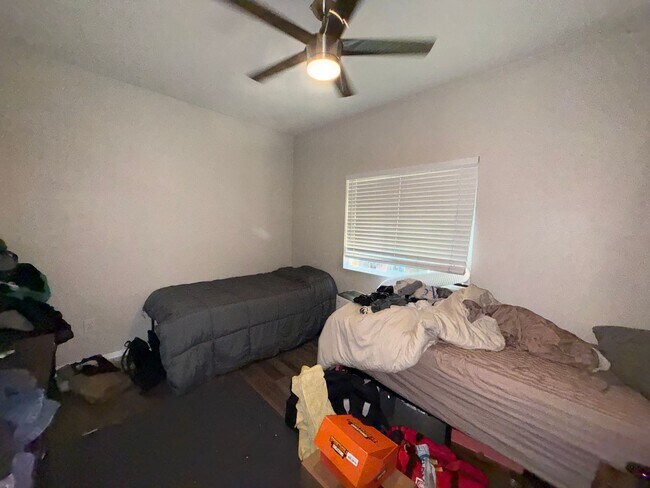 Building Photo - 7BD/4BA w/ Driveway Parking and Backyard!