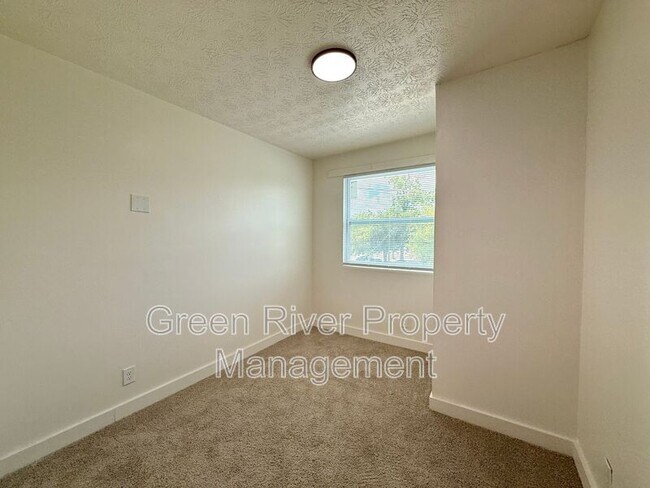 Building Photo - 1161 W 5th St