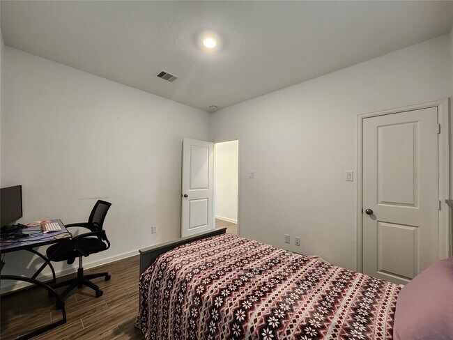 Building Photo - 14007 Hartford Heights Wy