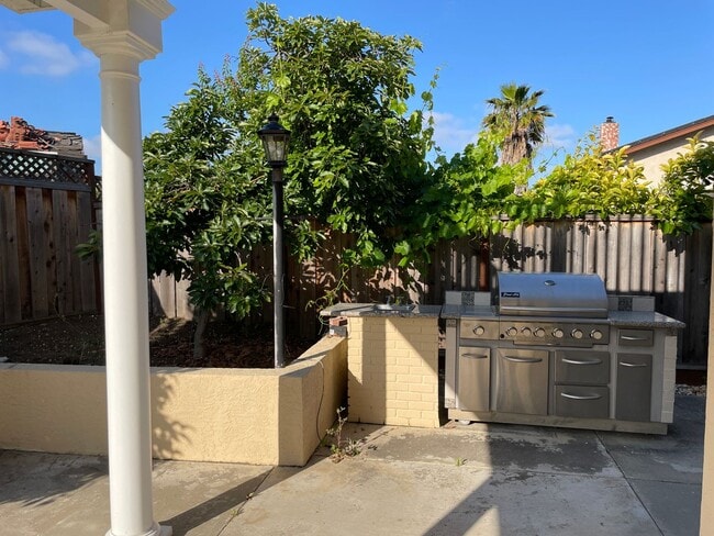 Building Photo - Large Foothills Home