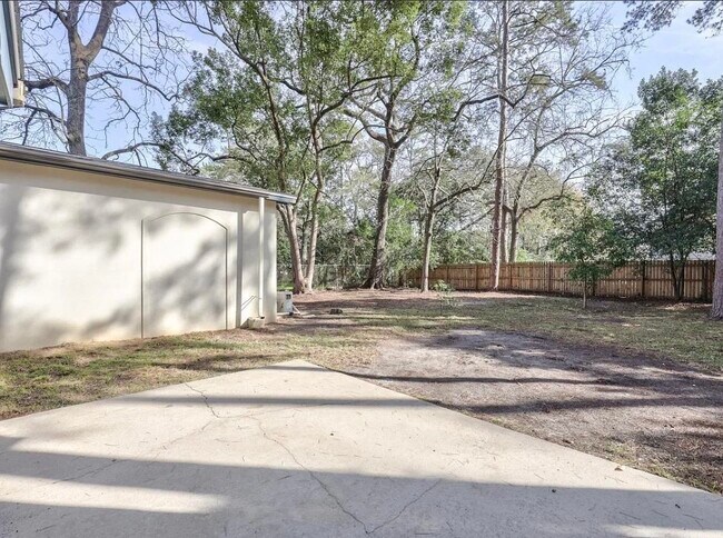 Building Photo - 2093 Greenwood Dr