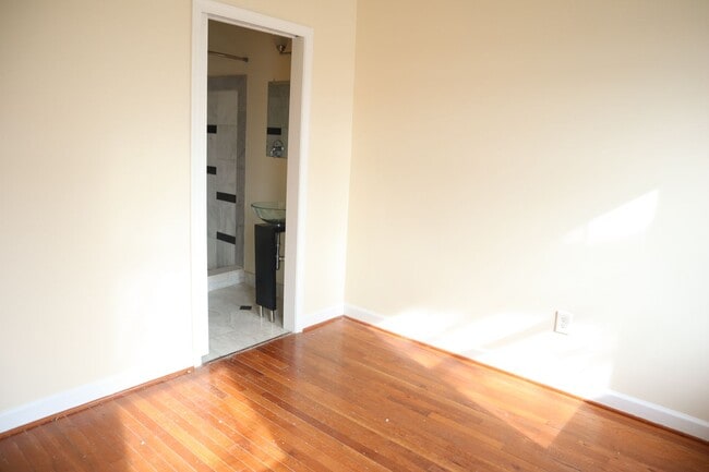 Building Photo - (Townhouse for Rent ) Simply Beautiful