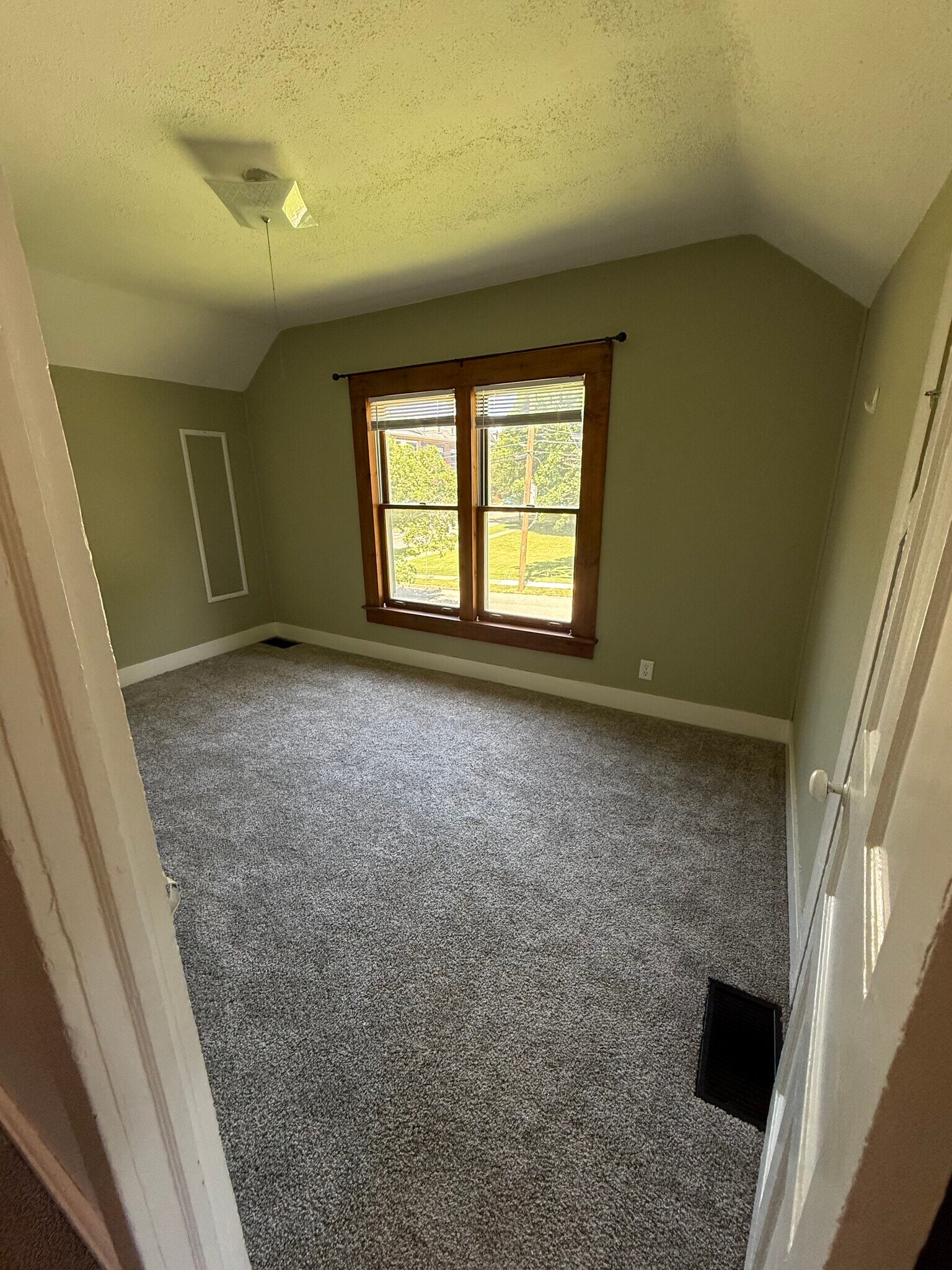 Building Photo - 733 Oakwood Ave
