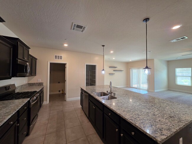 Building Photo - 3 bedroom 2 Bathroom available in desirabl...