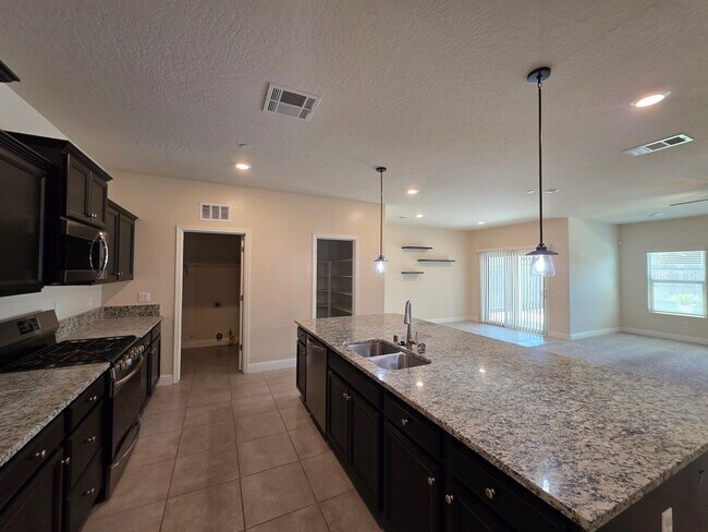 Building Photo - 3 bedroom 2 Bathroom in NW Visalia with So...