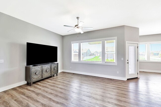 Building Photo - Living in Luxury