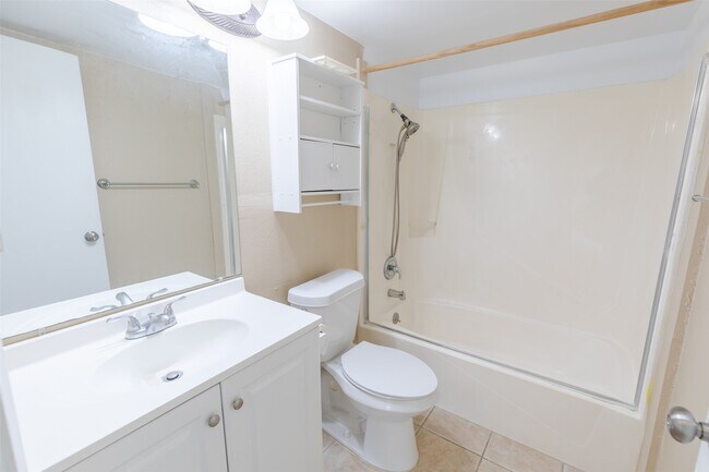 Building Photo - 15919 Golf Club Dr