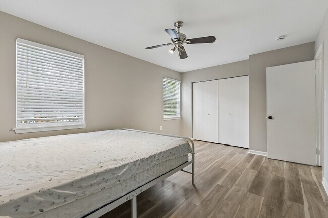 Building Photo - Beautifully remodeled two-level townhouse located in the desirable Irongate Community,
