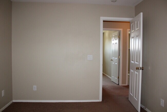 Building Photo - Beautiful 4 bedroom 2.5 bath home located ...