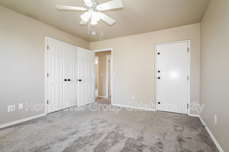 Building Photo - 2521 Ridgewood Dr