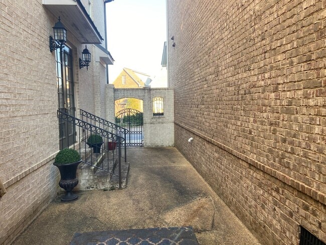 Building Photo - 4BR/4.5BA Furnished Townhome For Rent