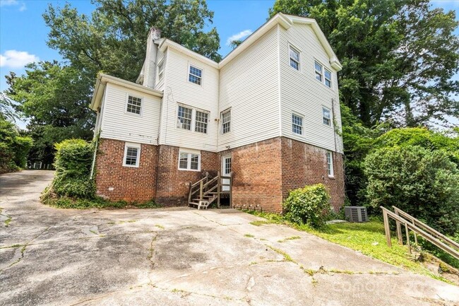 Building Photo - 904 Edgewood Cir