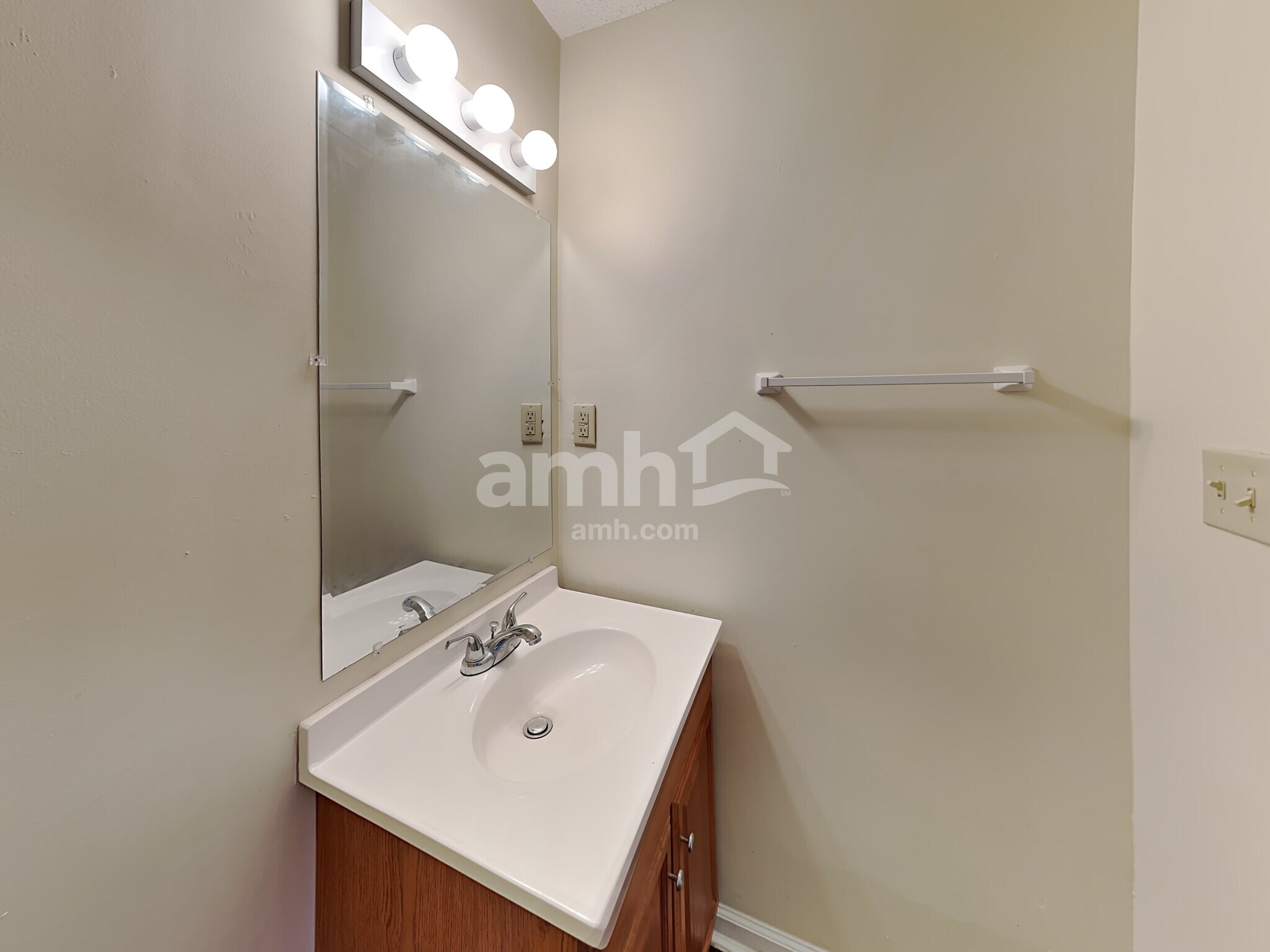 Building Photo - 143 E Pine Ridge Dr