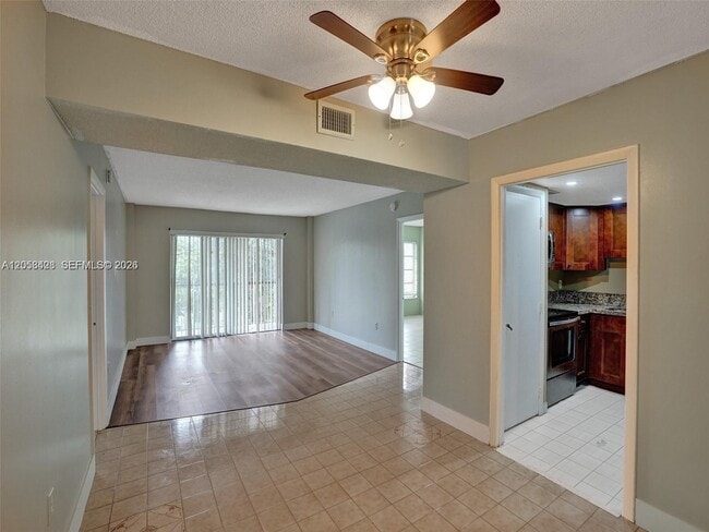Building Photo - 4166 Inverrary Dr