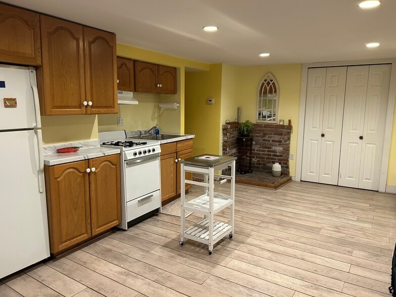 Building Photo - 8B Springfield Ct