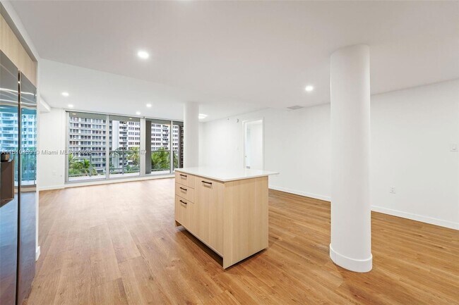 Building Photo - 1500 Bay Rd