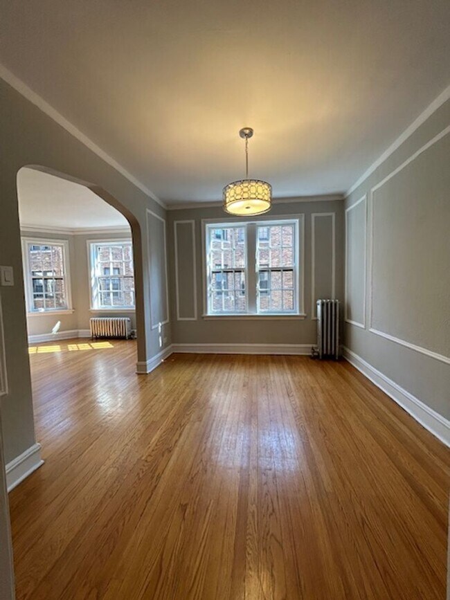 Building Photo - Bright and Sunny Unit ~ One Bed/One bath ~ Heat Included ~ Pets Welcome