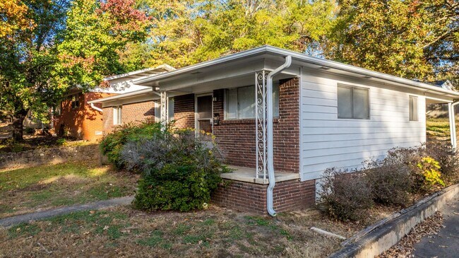 Building Photo - Midtown 3BR Near UAMS w/ Hardwoods, W/D, & Fenced Yard