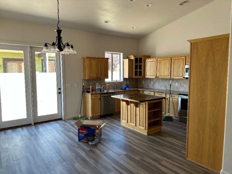 Building Photo - 1034 E Adams St