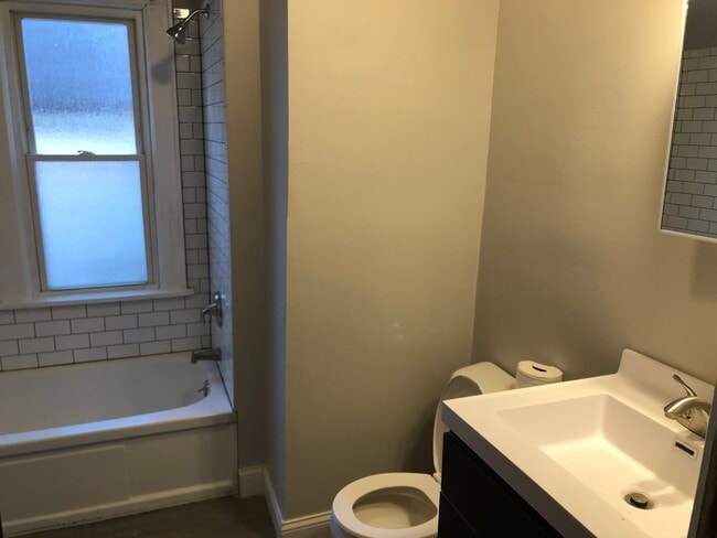 Building Photo - Amazing 4 Bedroom 2 Bathroom Home in Minneapolis!