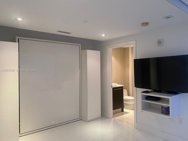 Building Photo - 17121 Collins Ave