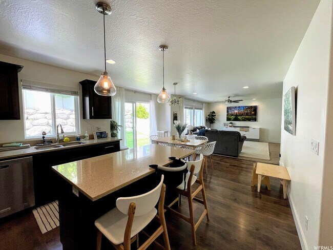 Building Photo - 616 W 4050 N