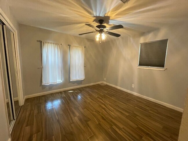 Building Photo - 220 Shady Lake Dr