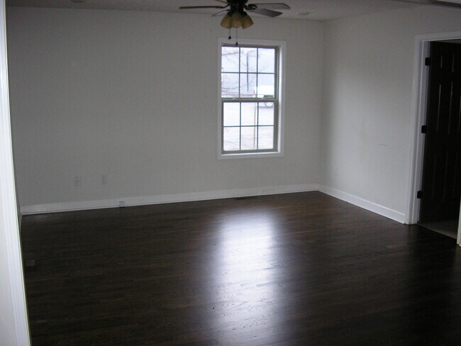 Building Photo - 1521 Normalview Dr