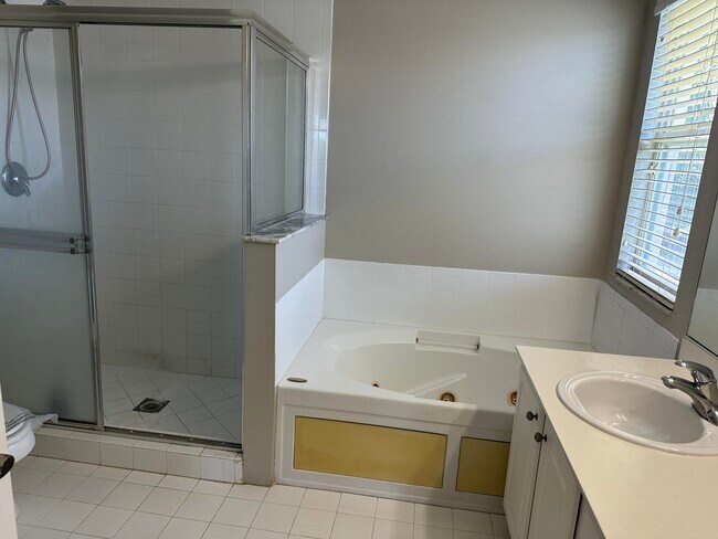 Building Photo - 127 Lancaster Way
