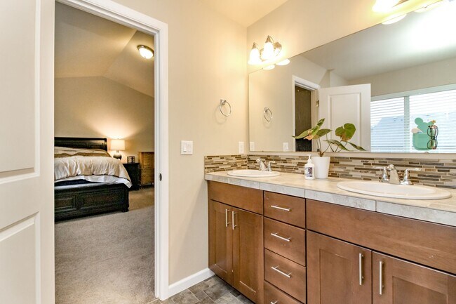 Building Photo - Beautiful Home in Highly Sought After Yelm...