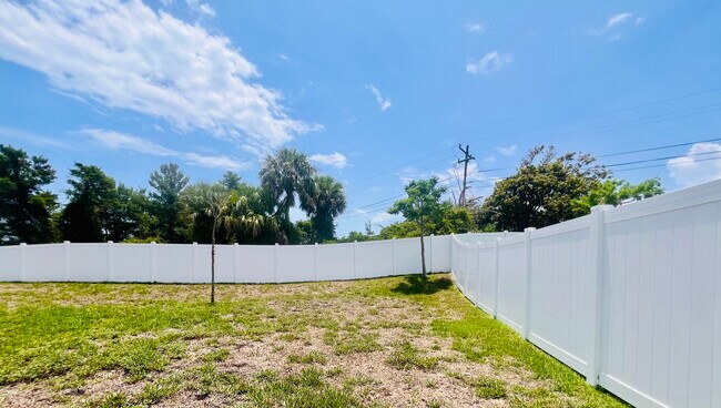 Building Photo - 2048 NE Ocean Dunes Dr