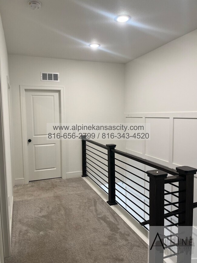 Building Photo - Beautiful Parkville Town Home Coming Soon!