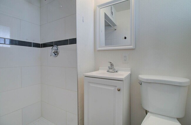 Building Photo - 5657 N 39th Ave