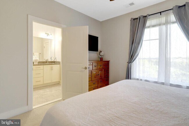 Building Photo - 2004 Potomac Ave