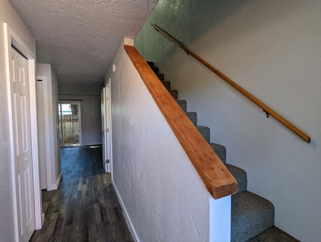 Building Photo - Newly Renovated 2-Bedroom, 1.5-Bath Apartm...