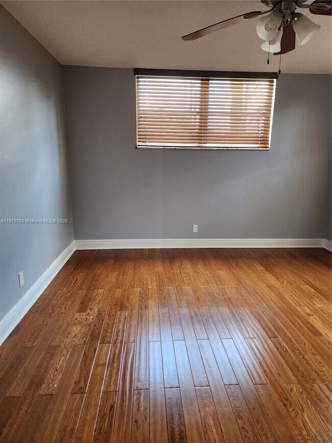 Building Photo - 681 S Hollybrook Dr