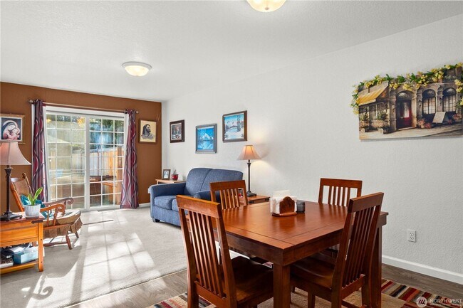 Building Photo - Quiet Updated Townhome in Prime Location!
