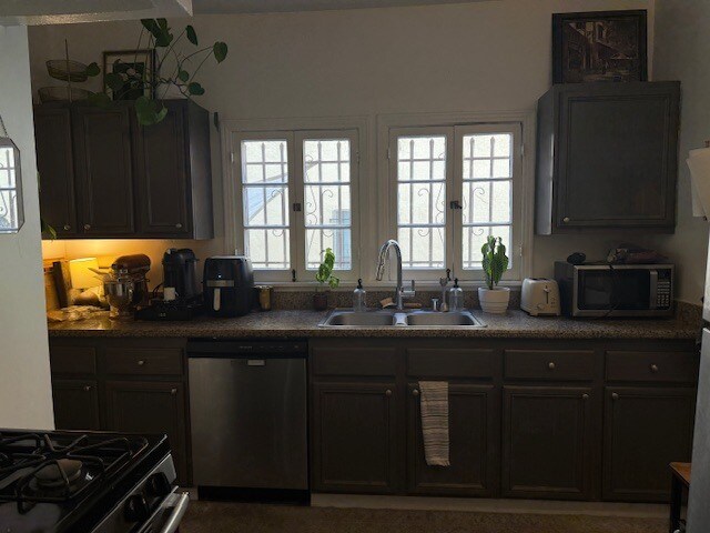 Building Photo - 410 N Orange Grove Ave