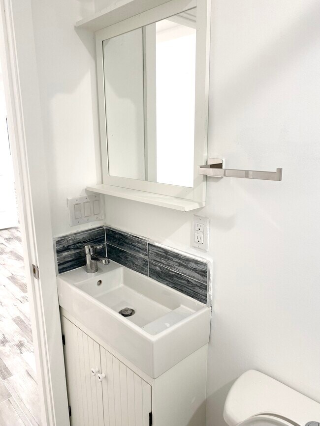 Building Photo - 2425 Frankford Ave