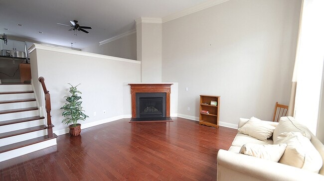 Building Photo - Lovely Condo w/ Two Car Garage in The Cott...